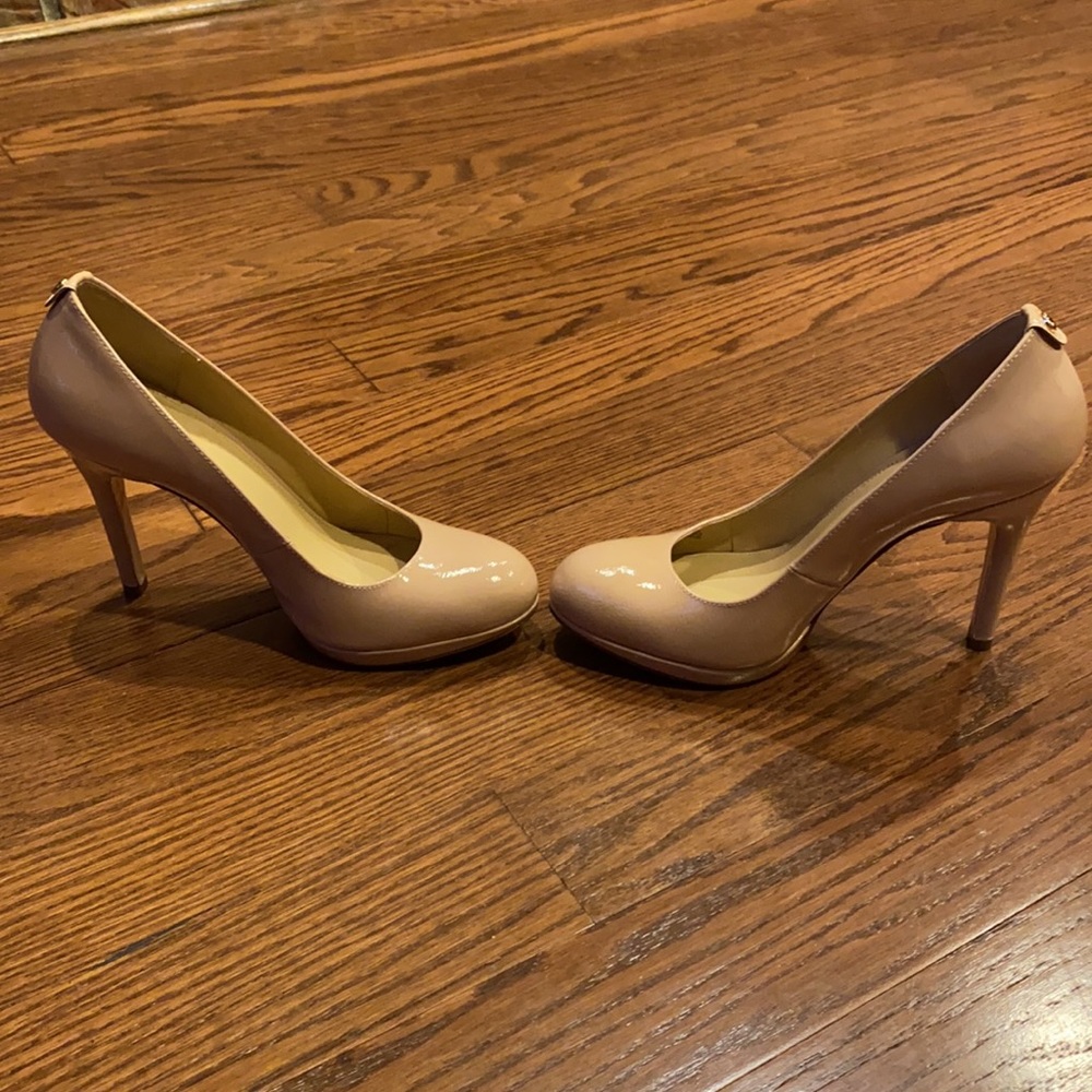 Michael Kors Davis Patent Pump - Picture 4 of 11